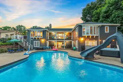 Image de Now Booking Summer 2026! Pool! HotTub Arcade Sauna