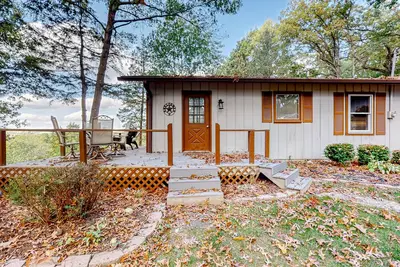 Image de Peaceful river view home with a furnished deck, firepit, central Ac, & WiFi