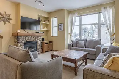 Image de Deluxe 3 story townhome in Creekside with laundry, garage, close to village
