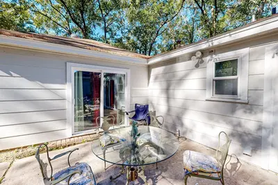 Image de Dog-friendly home with large yard, firepit, home office, fireplace, & Ac