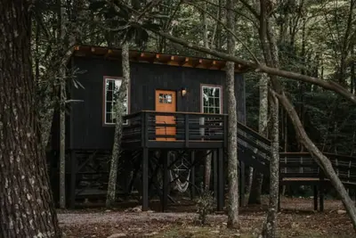 Image de Trent Treehouse Unit 7- Not Pet Friendly - Glamping Retro