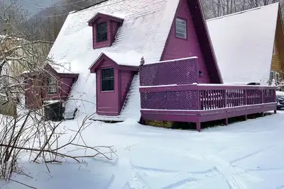 Image de Stunning & Secluded A-Frame Chalet- close to Hiking, Waterfalls, Casino, & more!