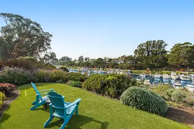 Image de Enchanting waterfront home with hot tub, patio, & great harbor views
