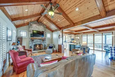 Image de Mountain-View Georgia Cabin w\/ 2 Decks