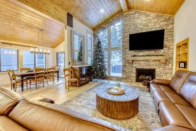 Image de Magical mountain home with movie theater, 9-person hot tub & chef's kitchen