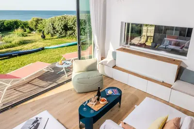 Image de Villa Ponant 5 étoiles à Doëlan, piscine intérieure chauffée face à la mer