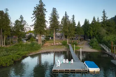 Image de New Lakefront Home on Lake Cowichan