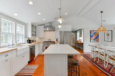 Image de Welcome to 8 E Dover St - Renovated 4 Bed/ 3 Bath Short Walk to Town