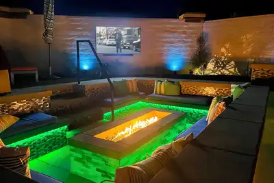 Image de Pool & Spa, Sauna, Game Room, Firepit, Bbq, Epic Lakeside and Mountain Views