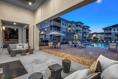 Image de Discover Simple Luxury Living in Jacksonville: 2br, 2ba Pool View Retreat