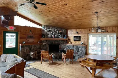 Image de Brimley Lodge \/ Sleeps 36 \/ Snowmobile & Orv Trail