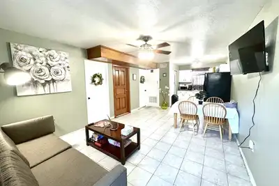 Image de A quiet and cozy condo with TVs in every space