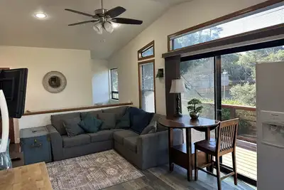 Image de Cottage By The Sea And Trails. Blocks from the Fiscalini Preserve.