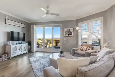 Image de Enjoy Oceanfront Luxury and Magical Sunrises at this 2-bedroom/ 2-bath condo