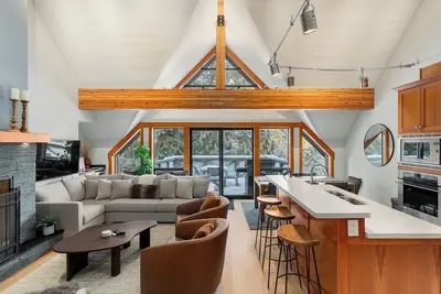 Image de Ski In/Out | Luxury 4br | Private Hot Tub | Garage | Managed By Aloha Whistler