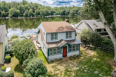 Image de Fully renovated 4 bedroom lake front home