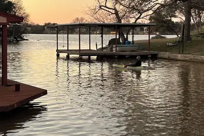 Peaceful Lakefront! 2 miles to square🏡kayaks🎣huge dock🏊firepits🦋fishing🌸recharge