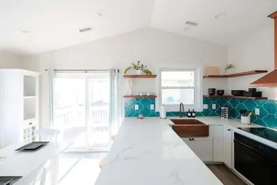 Image de Ocean Views + Across from Beach Access!