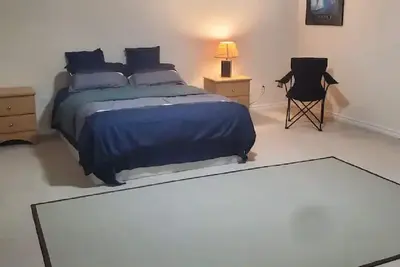 Image de Lots of room and spacious. Can host up to 6 people for a get together.