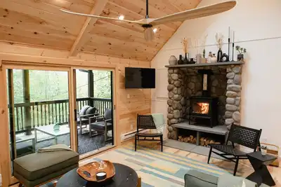 Image de Nestled hilltop hideaway in the Poconos minutes away from all major resorts