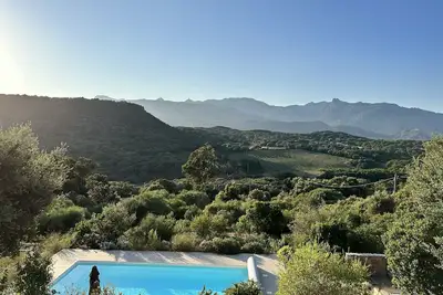Image de Villa climatisée avec vue, piscine et salle de jeux extérieure à Figari