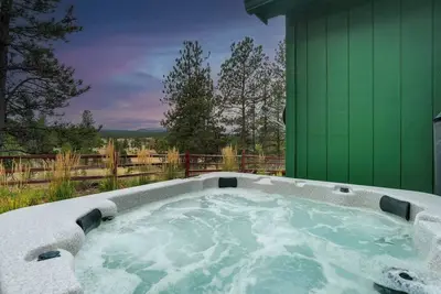 Image de Crystal Retreat! Bbq, Trails & Private Hot Tub