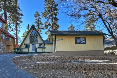 Image de Curly's Cabin By Destination Big Bear:A-Frame Cabin! Unique Circular Fireplace! Pet Friendly! Located in Lower Moonridge!