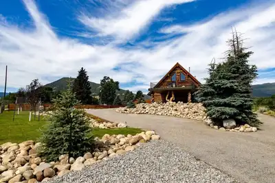 Image de Enjoy Mountain Views and Room for All at Log Cabin Lodge