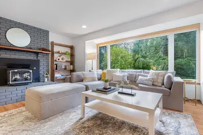 Image de Charming and Spacious House with Relaxing Huge Deck