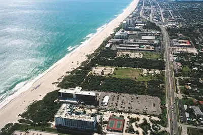 Image de Ocean Bliss! 4 Units for a Family! Onsite Pool, Parking, Direct Access to Beach!