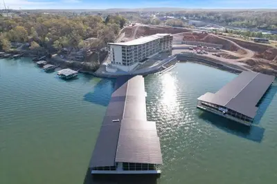 Image de Brand New! Lake Escape - Luxury Condo