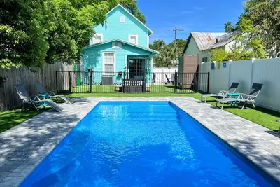Image de Historic Hideaway, Your Family's Coastal Haven: Walkable, Pool, Spacious, Pet Friendly