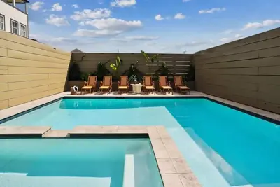 Image de Opulent New Construction | Heated Pool & Hot Tub