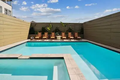 Image de Opulent New Construction | Heated Pool & Hot Tub