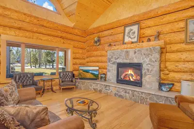 Image de Couples Fav! log cabin on river front, private hot tub, single level, dogs ok