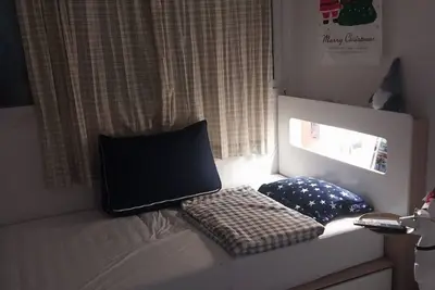 Image de A  cozy place with a double bed with 65 inches Tv. Free Netflix and Youtube