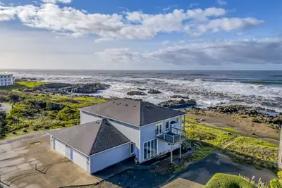 Image de Six-Bedroom Oceanfront Yachats Home has Double Hot Tubs and Game Room!