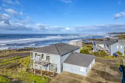 Image de Oceanfront, 3 Bedroom Suites, Two Decks, Pet Friendly and a Hot Tub!