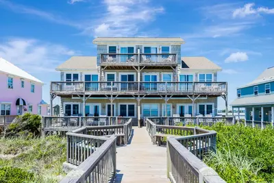 Image de Oceanfront home with stunning views, designed for comfort