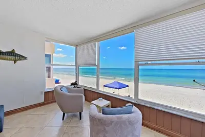 Image de Beachfront Views + Pool Access & In Town Location