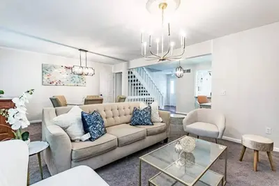 Image de 5br townhome close to North Hills! - No Chores -