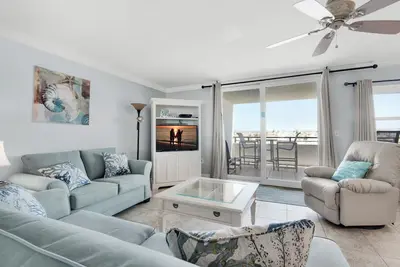 Image de Gulf Front~Beautiful Views~Community Pool~Beach Service~3br Nautilus 1102