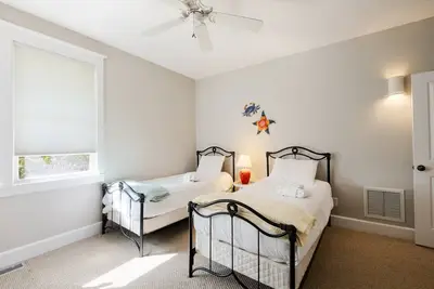 Image de Nestled beside Bald Head's serene marsh, you'll find this wonderful oasis.