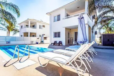 Image de Villa Chrysanthemum - Sleeps 6 - Private Pool - Privacy