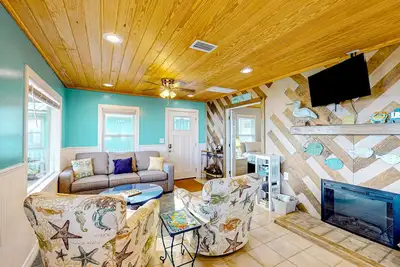 Image de Waterfront cottage with huge yard, lagoon views, dock, grill, & W/D