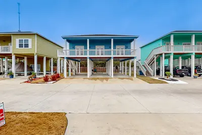 Image de Spacious & sun-filled home with pool, deck, & balcony - near beaches & golf