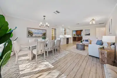 Image de Walk to the Beach Luxury 4br 2. 1ba Juno Beach Home