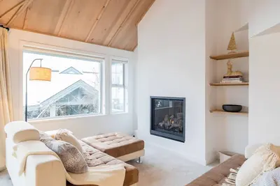 Image de Luxurious 4br: Patio/Bbq, 5 min to Village & Lakes