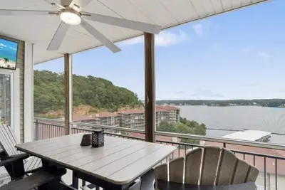 Image de Lake of the Ozarks 3 Br 2 Ba with a boat slip in The Palisades on Horseshoe Bend