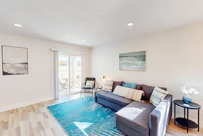Image de Full duplex near beach with renovated interior, screened porches-Dogs ok